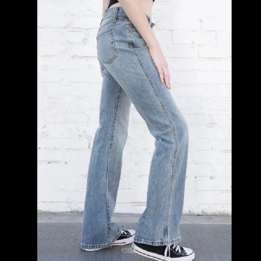(lägger ut på nytt) I princip helt oanvända lågmidjade jeans från brandy mellville i storlek S.  Jag är 172 för referens så de är tillräckligt långa även för dom som är lite längre.  . Jeans & Byxor.
