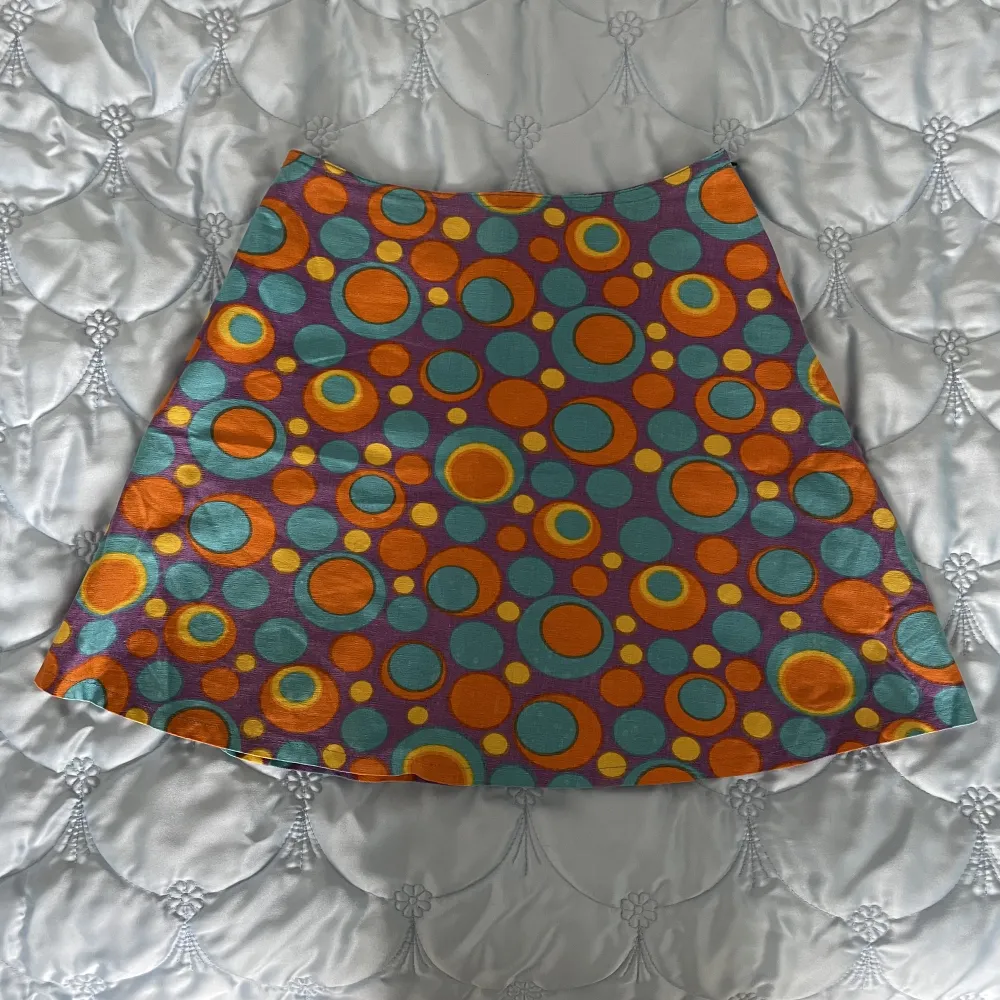Vintage blå, lila, gul och orange minikjol med mönster av cirklar 💛🧡💙💜 Så mycket 60/70-tals vibes! Perfekt statement piece till en enkel polotröja eller babytee! 🫶. Kjolar.