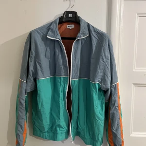 Färgglad jacka - Färgglad jacka från Weekday i storlek L. Kostade ca 600kr ny men nu säljer jag för 150kr 