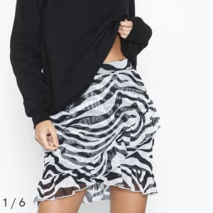 Zebra mesh kjol  - Jättesnygg kjol från Nelly i mesh material o omlott. Formar kroppen så bra eftersom midjan är tajt med resår och ”längden” lite lösare. Har volanger längst ner. Köpt för 250kr 