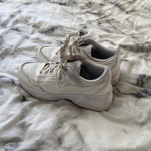 Ett par vita sneakers från puma i bra skick