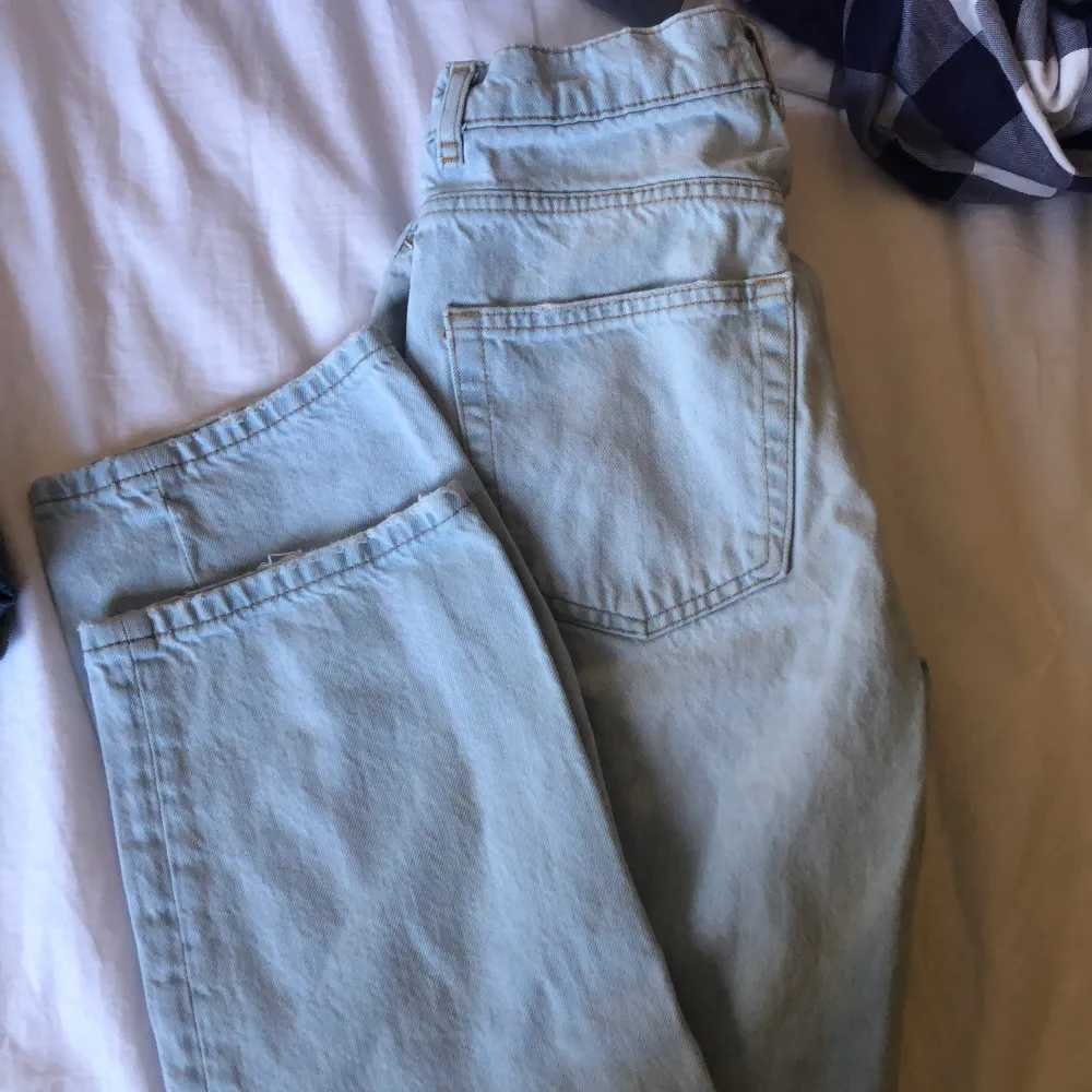 Jeansbyxor från Gina i storlek 34. Har inte kommit till användning då de är för små för mig. För mer info kan du kontakta mig privat❤️. Jeans & Byxor.