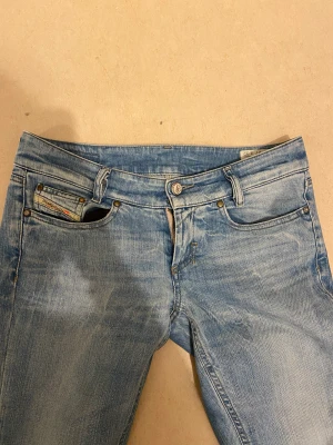 Diesel lågmidjade jeans  - Intresse koll på min diesel lågmidjade jeans som jag Bara använt en gång och är köpta från Plick, kan skicka fler bilder om de behövs