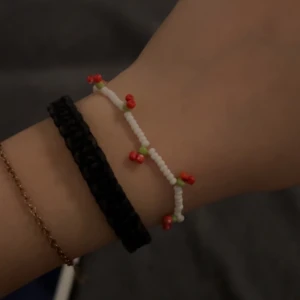 Handgjord pärlarmband med körsbär på - Säljer handgjorda armband av pärlor! Detta är med körsbär på 🍒 men i profilen finns även med blommor 🌸 självklart kan man ge egna förslag på färg och stil☺️🤍 🍒 Armbanden kostar 50 kronor styck🧚🏼 kan även göra halsband med 🍒 på som kostar 120kr🧚🏼