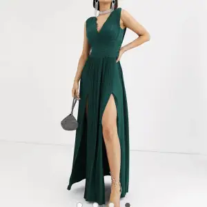 Superfin klänning i mörkgrön färg. Använd en gång. Köpt för 800.
