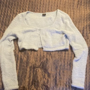 Snygg lurvig kofta  - Lurvig ljusblå kofta från Gina trickot har bara använt 2 gånger då den är för stor för mig, priset kan diskuteras🤍 tryck ej på köp nu direkt.