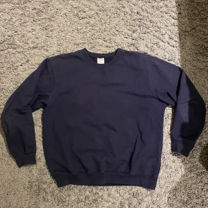 Vintage Lee sweatshirt  - Snygg Lee blank i mörkblå, storlek L men passar lite mindre (M/L)