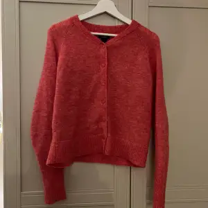 Jag säljer denna jättefina rosa koftan/tröjan med knappar💗skicket är 10/10 den är i storlek M men passar S och kommer ifrån Lindex!