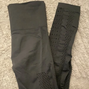 Träningstights - ”Curve tights” från Xshapes (Anna Stålbacke). Använda fåtal gånger så i fint skick! (+frakt)