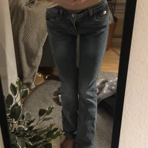 Jeans - Jeans från shein! Jag är 1,73cm & mitt midjemått är ungefär 65cm!💖Nypris är 249kr!😘