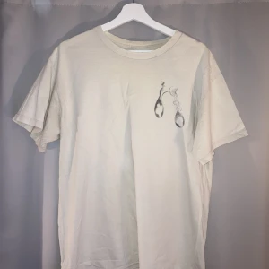 BROCKHAMPTON T-shirt Large - En tröja från bandet BROCKHAMPTON. Storlek large. Kunde enbart köpas i samband med släppet av SATURATION 2, men eftersom tröjan är väl använd släpper jag den billigt 😳 Fri frakt!