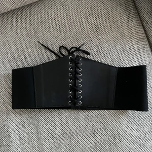 svart korsett - storlek S. stretchig vid sidorna. möts i stockholm eller fraktar :) kan tyvärr inte visa bild på