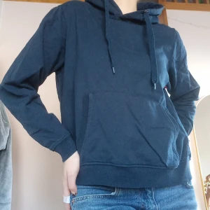 Mörkblå Hoodie - Superbekväm hoodie. Det är en strl L men är som man ser liten på mig som bara är strl S/M. Pris går att diskuteta💞
