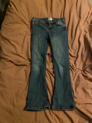 Jeans - Fina jeans, Bra skick men har ett litet hål på knät, Om man vill kan man göra hål på andra sidan också annars kan man sy igen det, Inte använda så mycket 😊