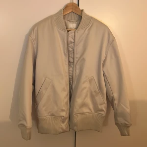 Jacka - Ljusgrå jacka från H&M. Aldrig använd och rätt tjock så perfekt att använda nu till våren🤍🤍