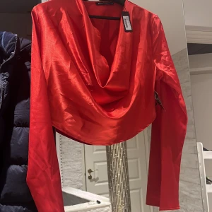 Röd satin topp - Röd satin topp i storlek XS 