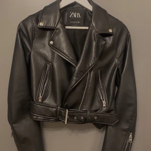 Jacka - Jättesnygg jacka från zara. Den är i storlek M men för mig som oftast har storlek Xs eller S så tycker jag att den storleken på jackan satt snyggast på mig 💓💓 de är nog den lite kortare modellen