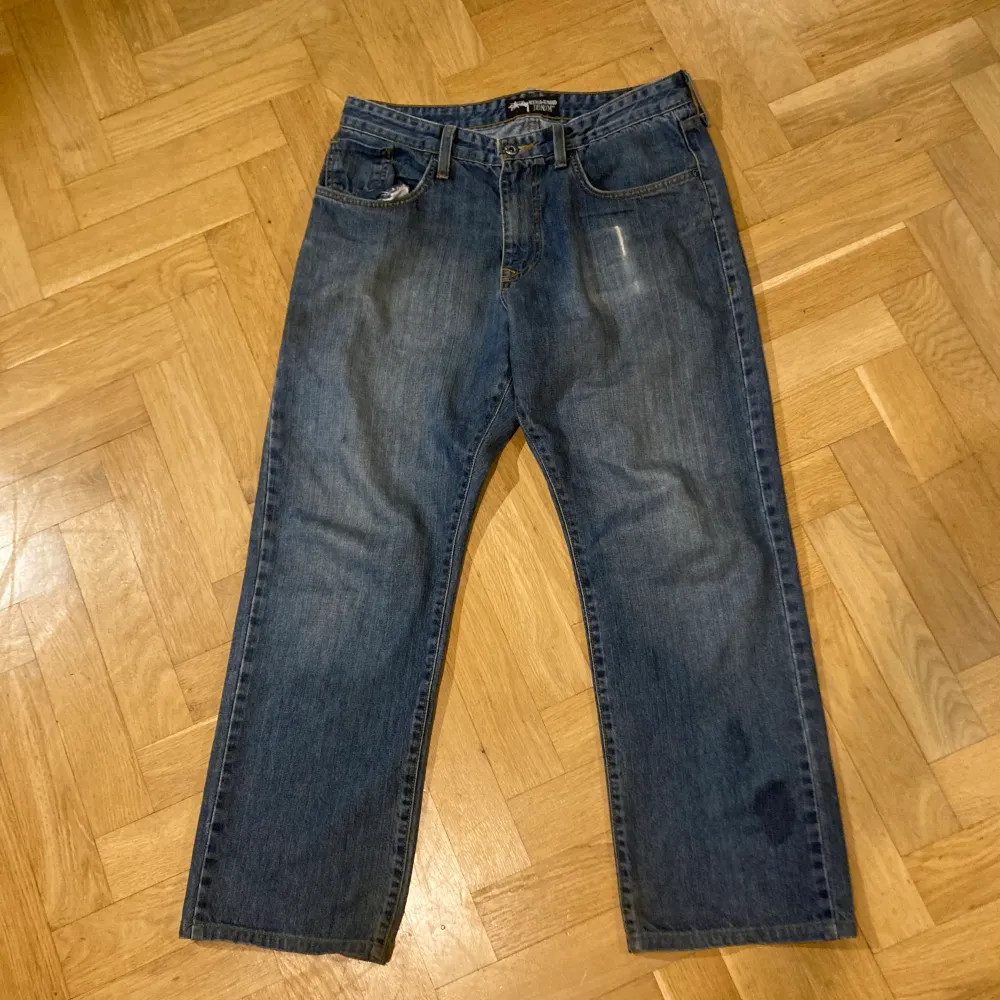 Dessa vintage stussy jeans är använda men i väldigt bra skick (mörka fläckarna är vatten som jag tvättade bort få fläckar med). Jeans & Byxor.