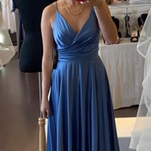 Balklänning - Säljer min fina balklänning🥺  Den är köpt på en bal/bröllopsbutik i Helsingborg där den även är insydd och uppsydd & nypris är ungefär 4000kr. Klänningen har fickor vilket inte syns utan dem smälter in i klänningen. Jag är 172cm och brukar ha S i kläder.