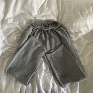 Grå mjukisbyxor - Säljer dessa då de är för korta för mig. Är i bra skick. 40 + frakt