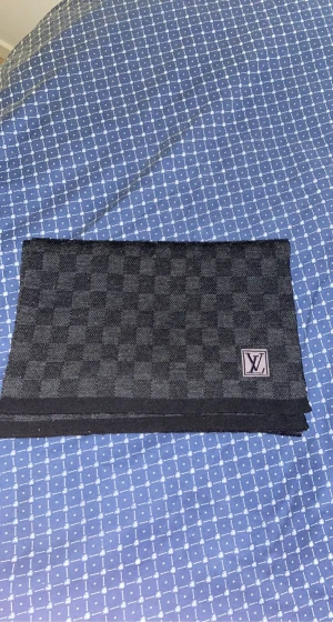 Louis Vuitton halsduk  - Hej säljer min nya halsduk använd kanske 1 månad. Kvitto och box finns tyvärr inte. Kostar 4000 kr i butik men jag säljer för 2500. 