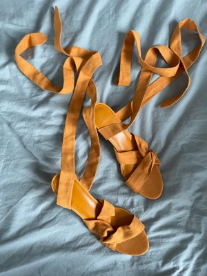 Somriga klackskor - Somriga klackskor i storlek 41, men mer som 40! Har testat de inomhus men aldrig använt. Knyts runt benet och är SÅ snygga!