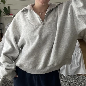Grå half zip - En grå half zip tröja frn Gina Tricot. Storlek XL men passar nog allt från XS-XL, beroende på hur man vill att den ska sitta. Jag har vanligtvis S i mina kläder. Fint skick och väldigt skön, kommer tyvärr inte till användning längre.Köparen står för frakt