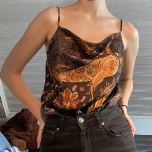 Lyxigt linne - Fint linne som ”hänger” vid bysten. Ser lyxig/sommrig ut. Storlek 34 men man kan stämma om banden och den är inte tight i passformen så passar fler storlekar. 30kr frakt om du köper genom mig och inte köp nu :)