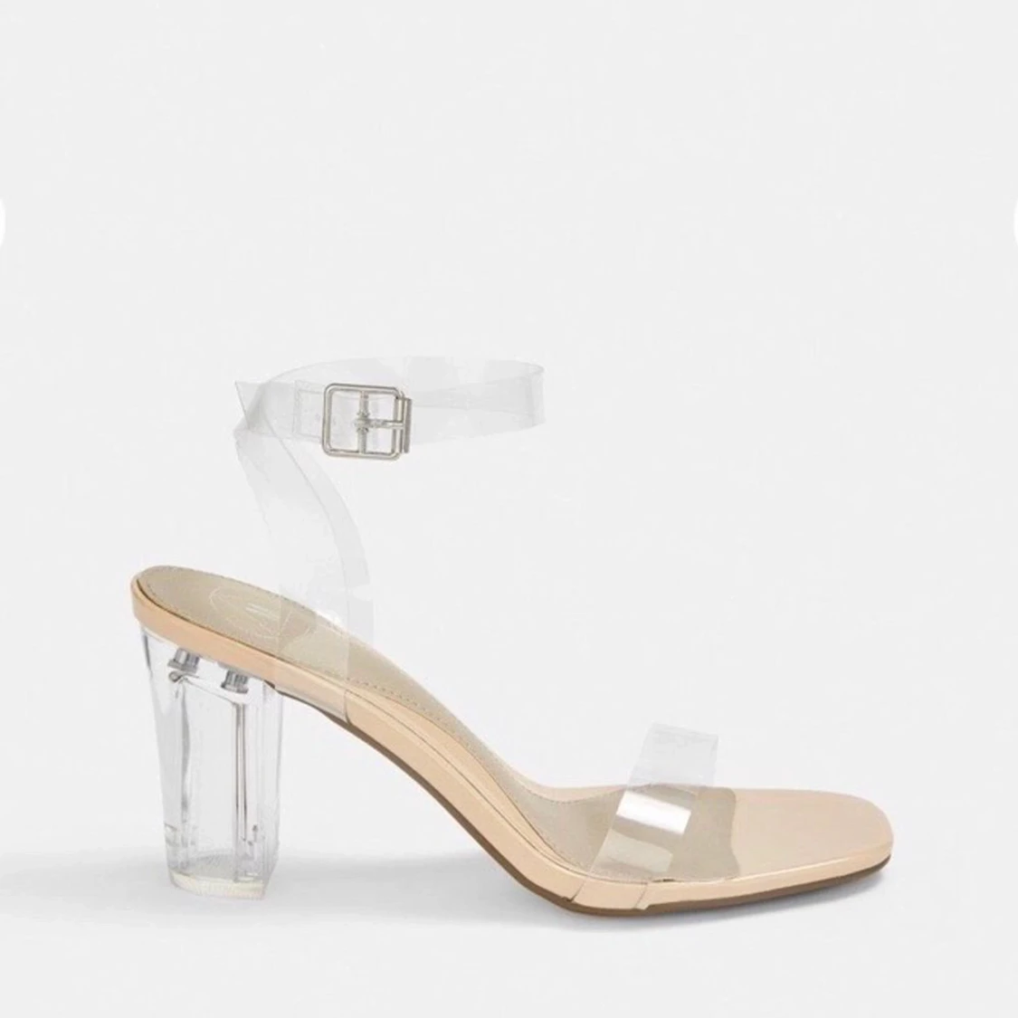 Genomskinliga klackskor