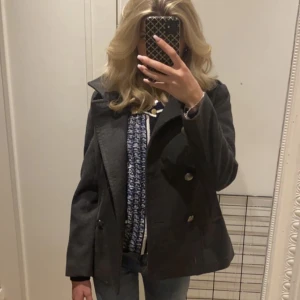 Trendig jacka  - Mörk Grå jätte fin jacka med fina knappar i bra skick. Budgivning om fler är intresserade💕