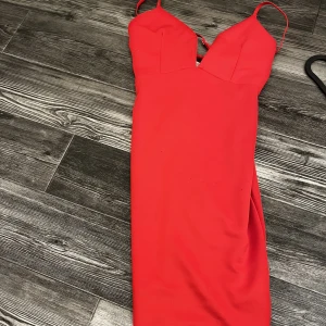 Röd klänning  - Säljer min röda klänning från Nelly som jag Tyvär inte använder men är så otroligt snygg köptes för 299 säljer för 170 ❤️ 