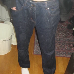 Blåa jeans - Ett par blåa jeans från Sellpy. (Jag har gjort två hål på insidan för att sätta ett snöre i midjan så dem sitter bättre)