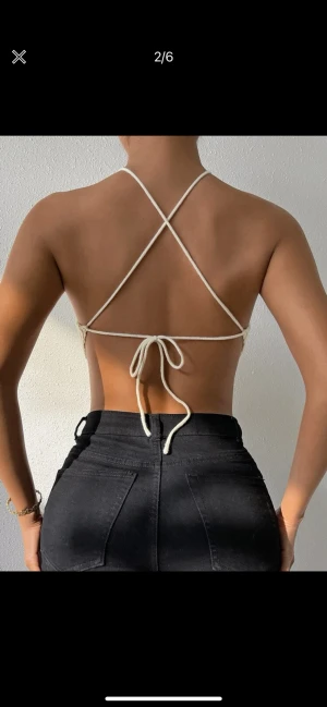 Virkad topp - Off white virkad topp med knytning i ryggen. Jättefin men passar bättre för någon med lite mindre byst. Frakt tillkommer