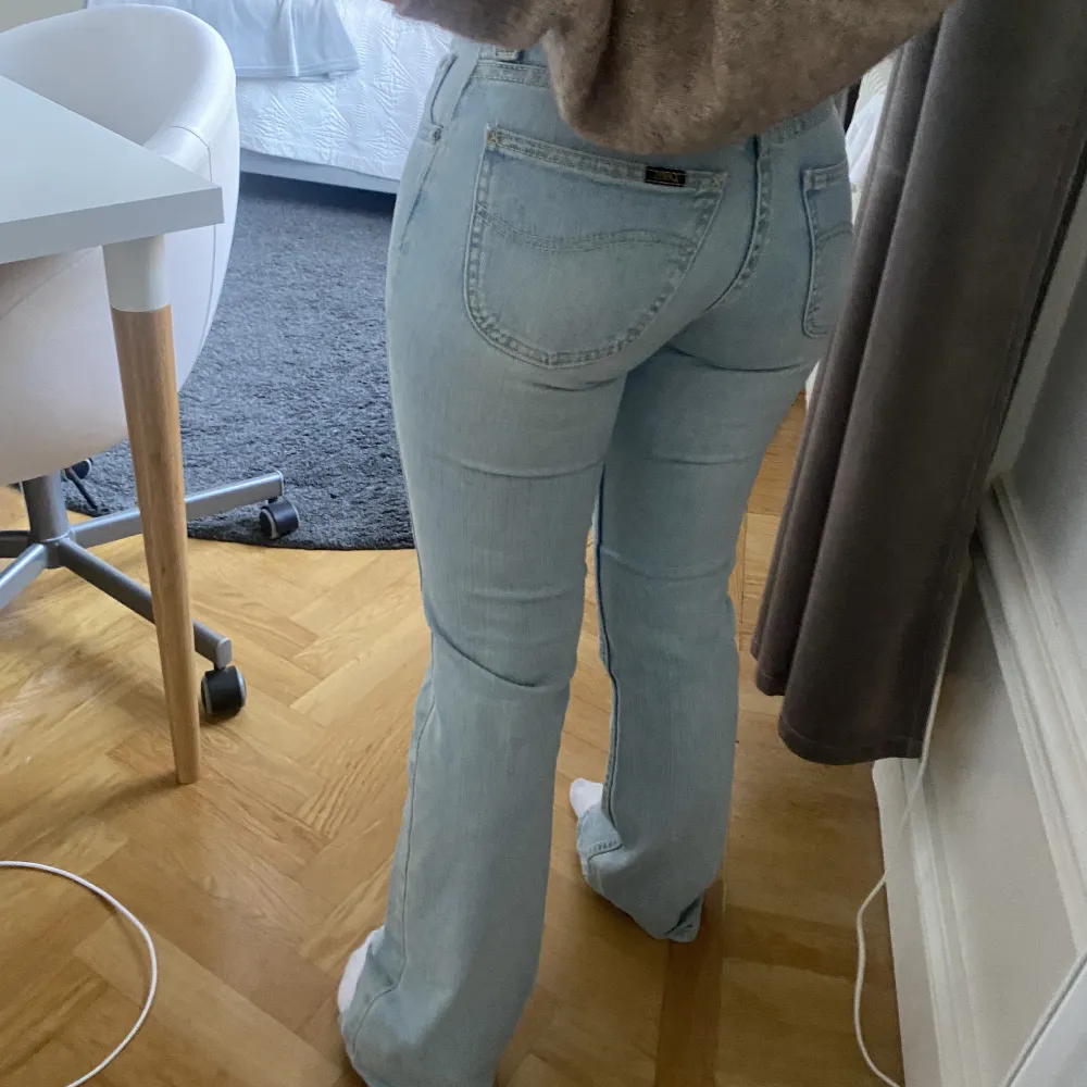 Säljer mina snyggaste jeans då dem tyvärr är lite för små❣️ Endast använda enstaka gång! W 27, L 33. Nypris: 1095kr. Jeans & Byxor.