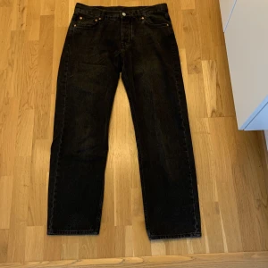 SWEET LOOSE JEANS  - SWEET LOOSE JEANS. Från junkyard. Väldigt bra skick. Nypris: 699kr Färg, svart⬛️ Storlek📏 43cm I midjan, sida till sida📏 Ytterben 101,5 cm 📏
