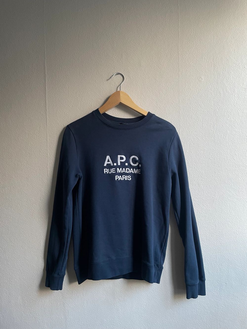 Säljer min A.P.C Sweatshirt som är gott skick. Köpte den för 2 år sedan och storleken är Small men skulle säga att den sitter mer som en XS.. Tröjor & Koftor.