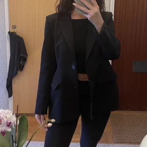 Svart blazer strl 38 - Figursydd, lite tjockare svart blazer från WERA. Strl 38. Jag är en 34/36 och använder den som oversizad blazer.