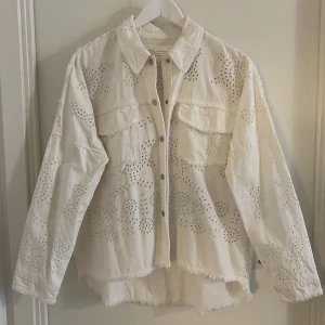 Zara jacka  - Superfin overzized jeansjacka från ZARA. Använd fåtal gånger, är i bra skick. 