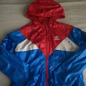 Vintage adidas jacka - Adidas jacka! En fin vintage jacka som är i bra skick Ena sidan av snöret har gått upp lite. Syns på bild 3 Väldigt snygg och perfekt till våren/sommaren.
