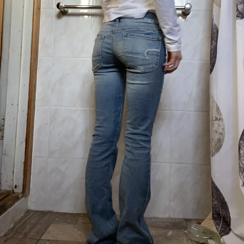 Skit snygga jeans ifrån AMERICAN EAGLE outfitters.   Dem är i storleken Regular (Strech). Jag som är runt 156cm tycker dem sitter bra på mig men skulle nog absolut passa någon som är längre då dem är lite längre på mig! Skriv för mer info!🤙 . Jeans & Byxor.