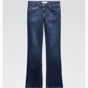 Zara bootcut jeans -  Mörkblåa lågmidjade bootcut jeans ifrån zara, nästan aldrig använda. Väldigt bra skick!❤️