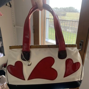 Cool hjärtväska  - Såå söt väska till alla hjärtans dag, säljer då jag inte har plats för mer väskor… funkar perfekt att ha under armen, skador på kanten så säljer billigare🥳