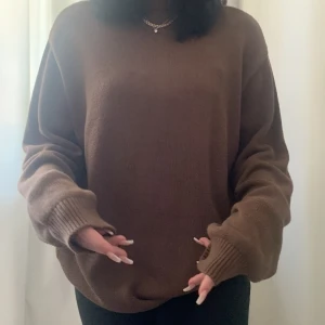 Brun stickad tröja  - Så fin stickad tröja från Brandy Melville. Jag köpte den för 2 år sedan men har knappt använt den. Den sitter som en L på mig som är en S. Den är i väldigt bra skick💗