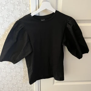 T-Shirley med ballongarmar - En t-shirt med ballongarmar från Ginatricot!💕 fint skick