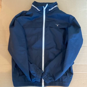 Gant jacka 170cm 15 år  - En jacka som jag har växt ut. Storlek: 170cm, 15 år.