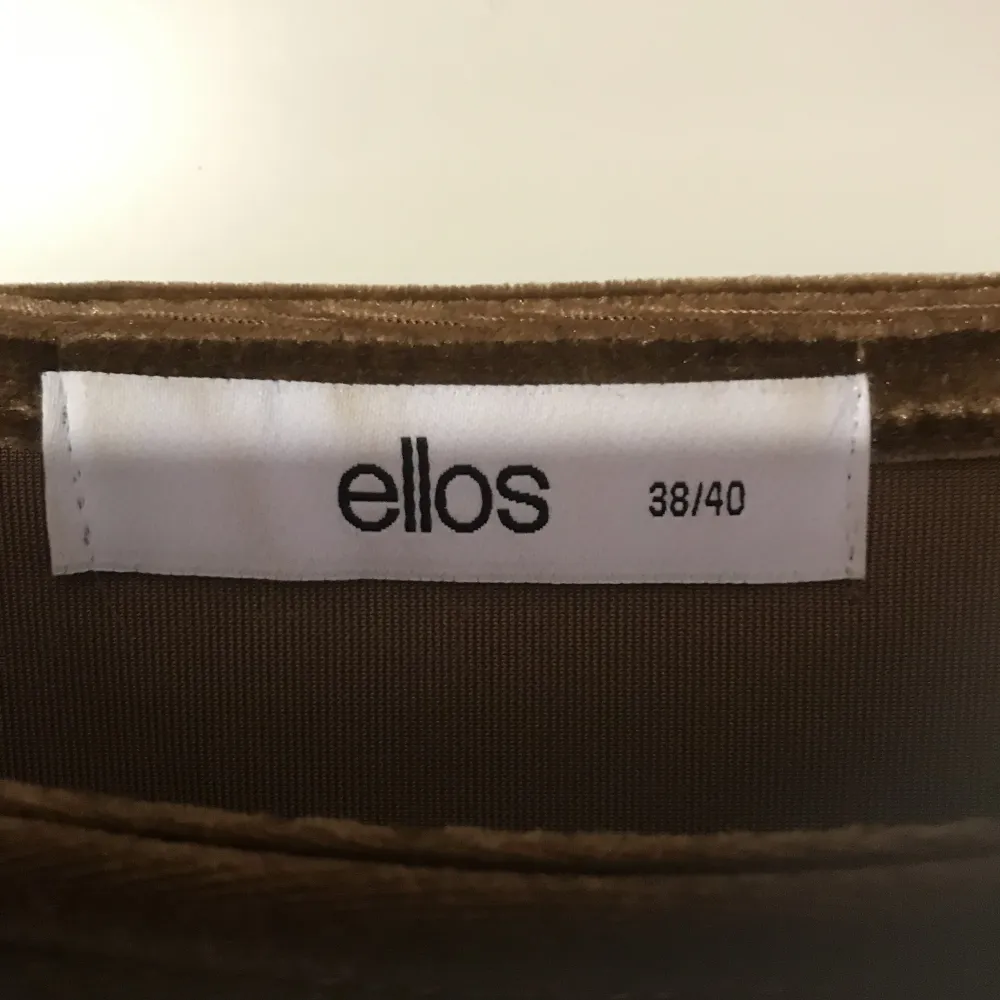 Guldfärgad mjuk tröja från Ellos . Toppar.