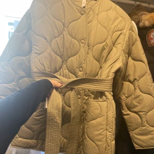 Jacka  - Säljer denna fina jacka med skärp i midjan från mango. Väldigt fint skick då den endast är använd 1 gång. Frakt tillkommer😊