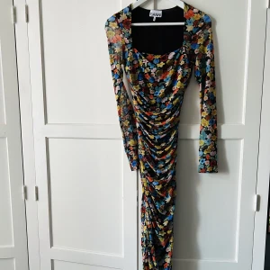 Ganni - Klänning från ganni. Väldigt stretchig och passar 36-38.  Har blivit en liten reva i fållen, ingenting man tänker på vid användning. 