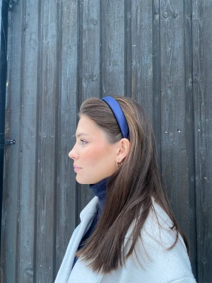 Diadem - london - Nu går det äntligen att beställa våra diadem igen! Här är färgen London som är en av de 4 som vi säljer. En favorit som vi valt att ta tillbaka in i lager🙌🏼Våra diadem är designade så att dem ska sitta skönt på huvudet med en vadderad insida. 