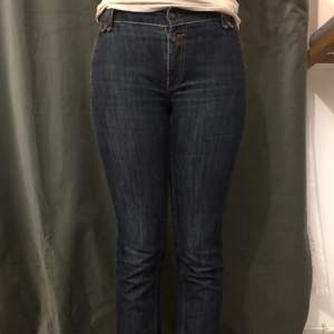 Jeansen är från Zoul jeans, är storlek 40, är slim fit med raka ben, materialet är 60% cotton/40% polyester. Använd förut men jeansen har inga spår av att vara använd. 